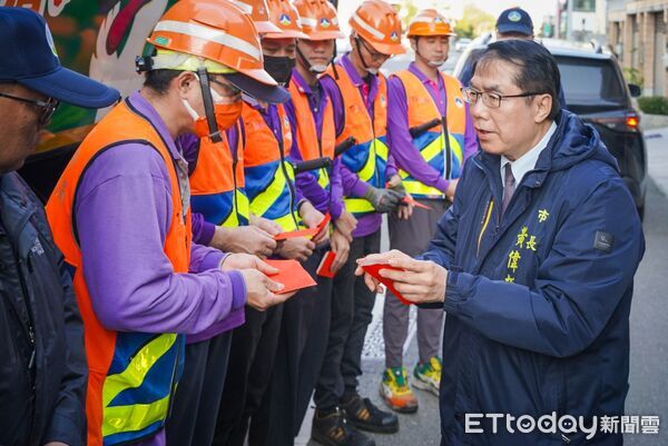 ▲台南市長黃偉哲在環保局長許仁澤陪同下，前往東、南區垃圾收運點慰勞清潔隊員並致贈新春紅包。（圖／記者林東良翻攝，下同）