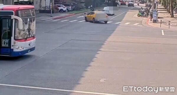 ▲10日上午易女騎單車過馬路遭右轉的計程車撞飛。（圖／記者張君豪翻攝）