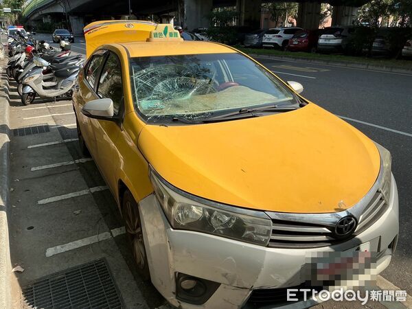 ▲10日上午易女騎單車過馬路遭右轉的計程車撞飛。（圖／記者張君豪翻攝）