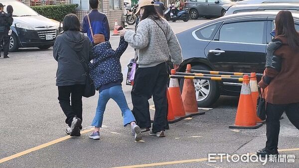 ▲▼劉宗鑫的父親劉祉源10日到新北地院出庭，請求判處女毒蟲陳嘉瑩死刑，劉宗鑫2名年幼女兒也出庭述說想念父親。（圖／記者黃哲民攝）