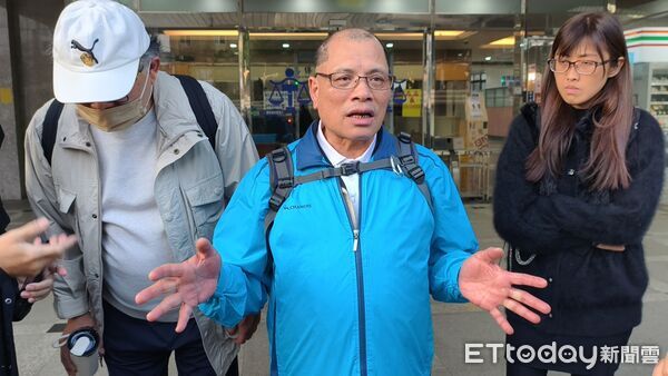 ▲▼劉宗鑫的父親劉祉源10日到新北地院出庭，請求判處女毒蟲陳嘉瑩死刑，劉宗鑫2名年幼女兒也出庭述說想念父親。（圖／記者黃哲民攝）