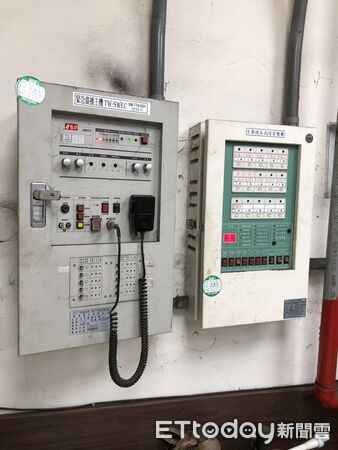 ▲台南市山上區金屬加工公司發生火警，消防人員到場後迅速佈線滅火並排煙。（記者林東良翻攝，下同）