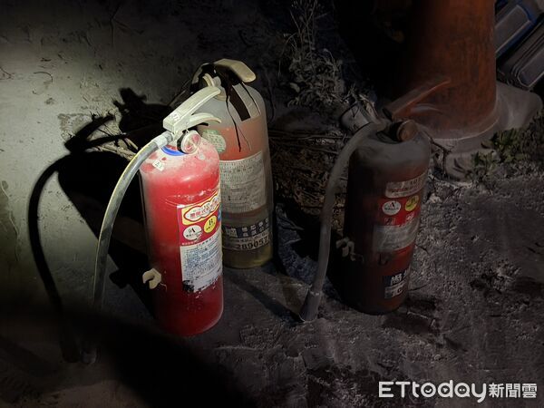 ▲台南市山上區金屬加工公司發生火警，消防人員到場後迅速佈線滅火並排煙。（記者林東良翻攝，下同）