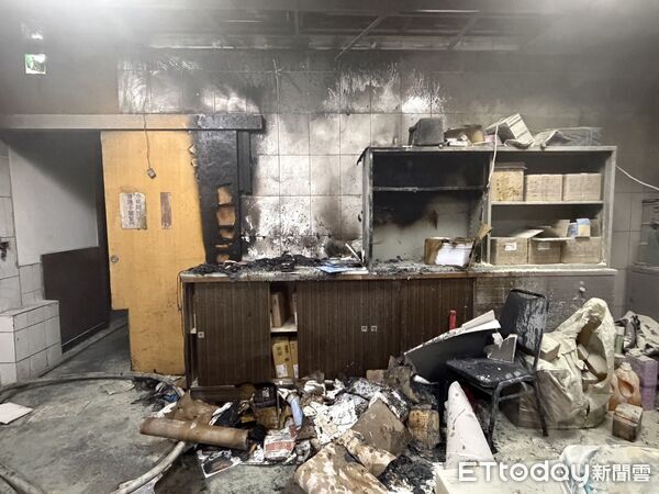 ▲台南市山上區金屬加工公司發生火警，消防人員到場後迅速佈線滅火並排煙。（記者林東良翻攝，下同）