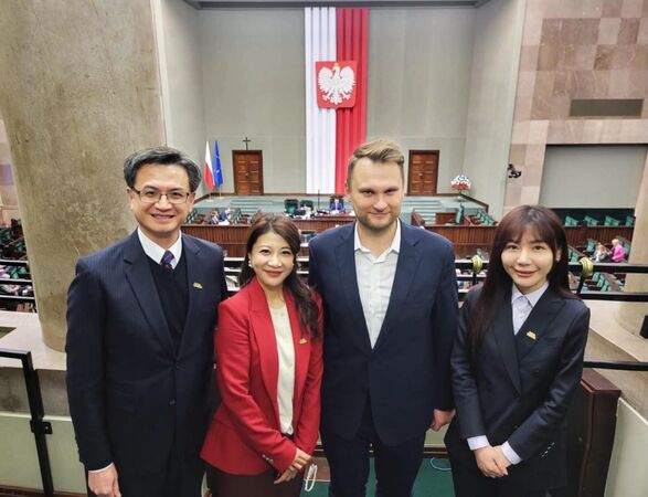 ▲▼民進黨立委林楚茵、吳沛憶踏進波蘭國會。（圖／林楚茵提供）