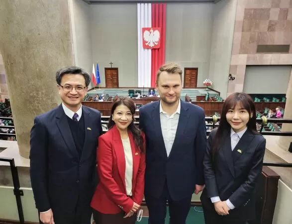 ▲▼民進黨立委林楚茵、吳沛憶踏進波蘭國會。（圖／林楚茵提供）