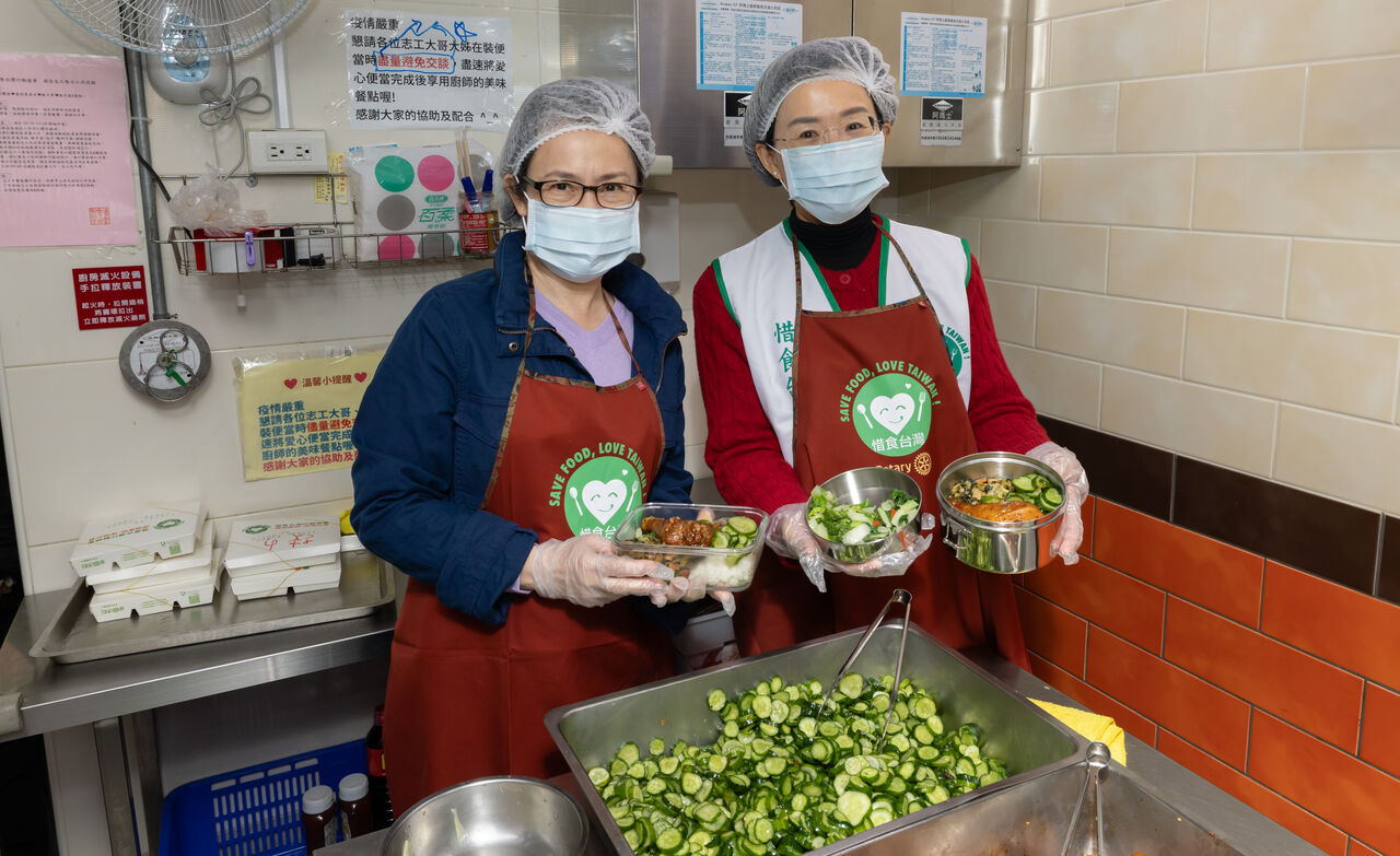 打菜嗨唱〈雪中紅〉!蕭美琴蘇巧慧化身志工 拚手速挑戰500愛心便當