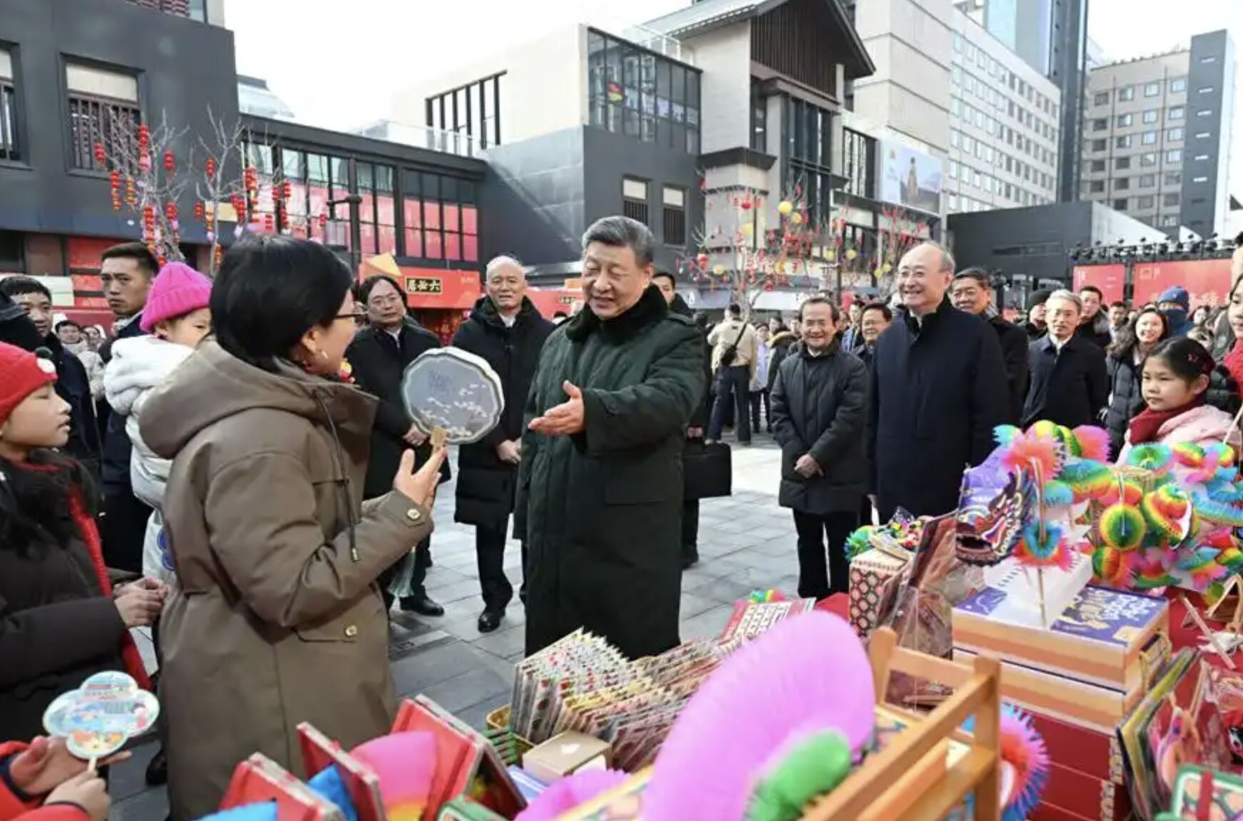 ▲中共中央總書記習近平走入北京胡同，考察民生經濟狀態。（圖／翻攝新華網）