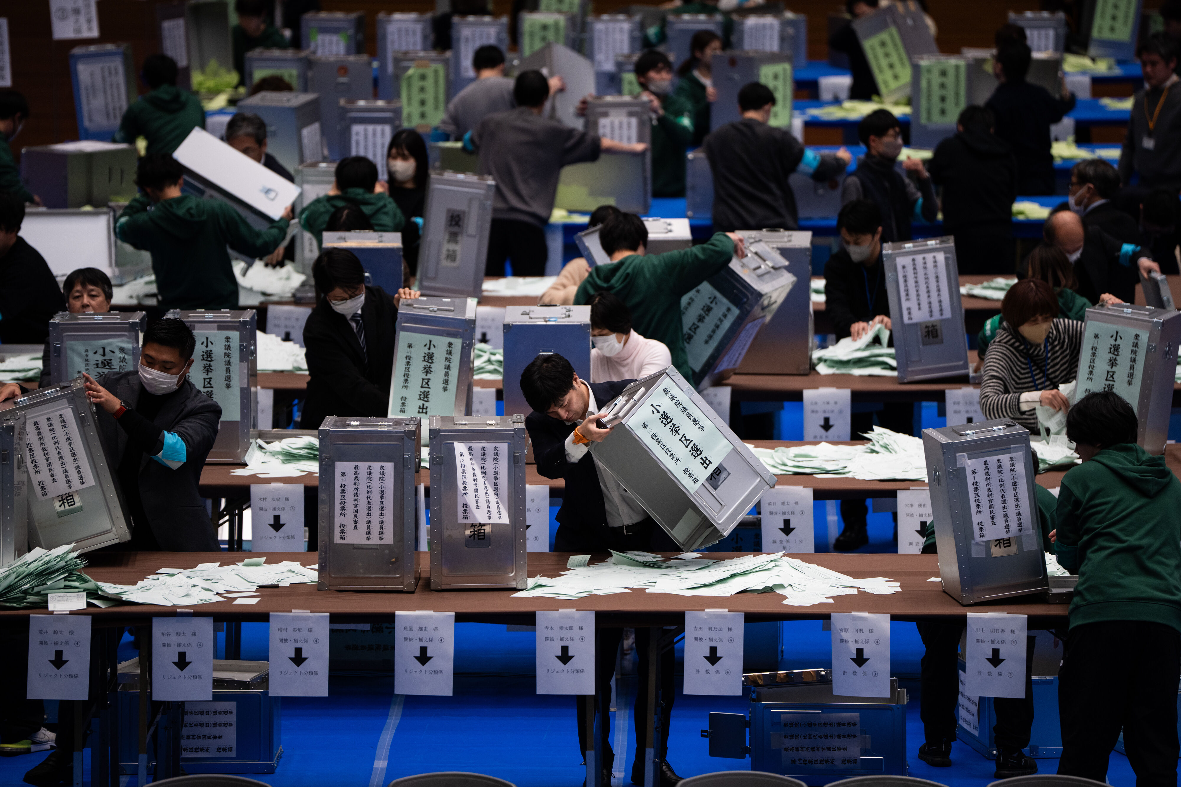 ▲▼日本眾議院改選8日進行投開票，選舉官員正進行計票作業。（圖／達志影像／美聯社）
