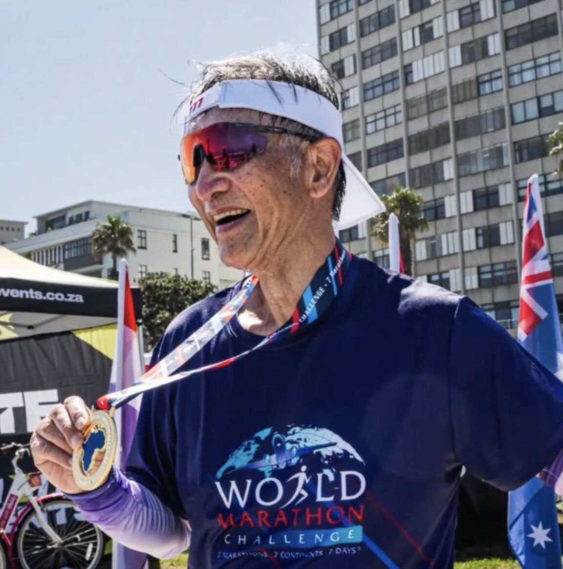 ▲74歲的勵建安完成難度極高的「777」馬拉松挑戰賽。（圖／翻攝極目新聞）