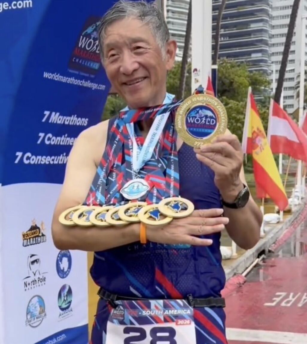 ▲74歲的勵建安完成難度極高的「777」馬拉松挑戰賽。（圖／翻攝極目新聞）