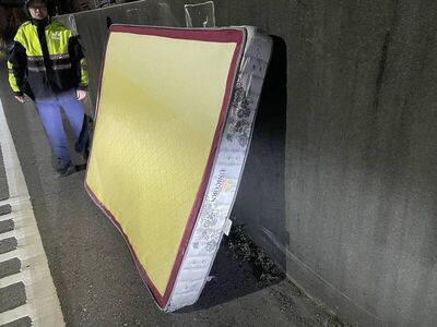 回收床墊躺路中！送報生閃不過撞飛「肋骨斷三根」　主人嚇壞