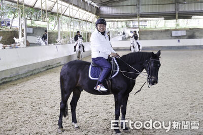 侯友宜化身一日騎警 首次與「卡通」近距離接觸萌翻全場