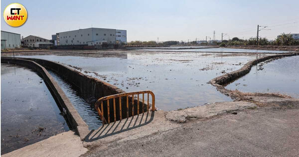 放眼約2,000坪的台中大肚農地在縱貫公路台1線與海線鐵路之間，距離高鐵站車程更只要15分鐘，地主開了價找到「下家」想換錢走人，卻苦於上頭「三七五租約」魔咒而動彈不得、多年移轉未果。（圖／黃耀徵攝）