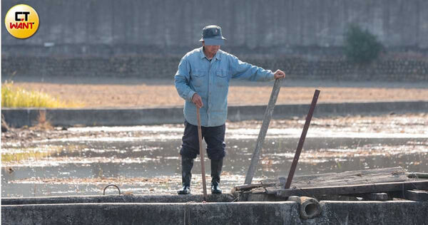 佃農老李（圖）反批自己合法取得耕作權已獲得公所、行政法院雙雙認證，直斥地主不尊重司法判決。（圖／黃耀徵攝）