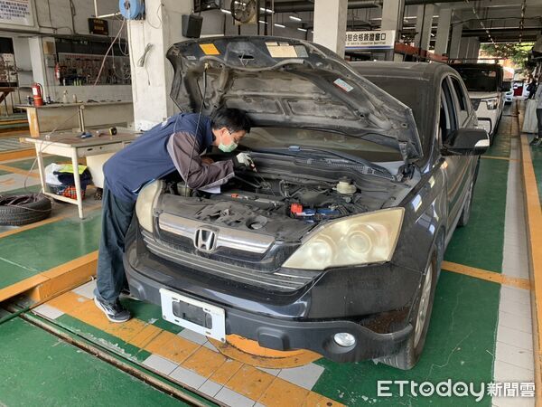 ▲檢驗員檢查引擎狀態。（圖／屏東監理站提供）