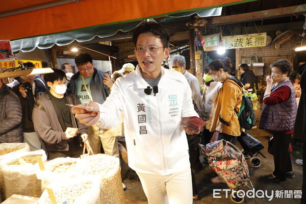 ▲▼正式宣布角逐新北市長的民眾黨主席黃國昌11日至新店仁愛市場及建國市場向當地居民及攤商拜年，並發送春聯及紅包。（圖／記者湯興漢攝）