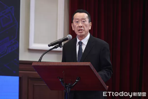 ▲國防部長顧立雄於國防採購特別條例記者會進行簡報。（圖／記者林敬旻攝）