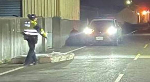 ▲彰化福興鄉發生送報生遭床墊砸中噴飛肋骨斷3根。（圖／警方提供）