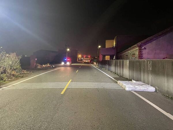 ▲彰化福興鄉發生送報生遭床墊砸中噴飛肋骨斷3根。（圖／警方提供）