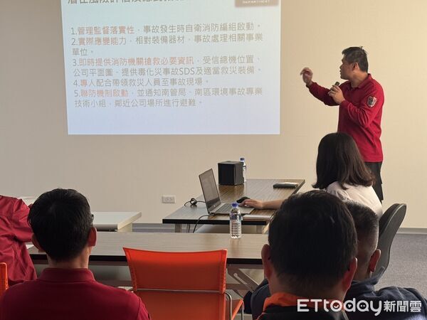 ▲南消第四大隊南科分隊於春節前夕前往台灣富士紡精密材料股份有限公司進行高科技工廠踏勘演練，強化毒化災害應變能量。（記者林東良翻攝，下同）