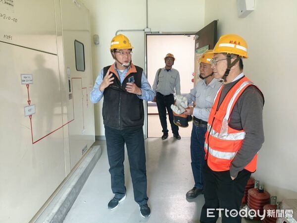 ▲台電屏東區處處長仇忠銘(右)、台鐵屏東站機電顧問(中)及台電屏東區處吳俊德經理(左)現場檢測作業。（圖／屏東台電區處提供）