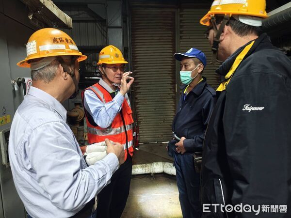 ▲台電屏東區處處長仇忠銘(右)、台鐵屏東站機電顧問(中)及台電屏東區處吳俊德經理(左)現場檢測作業。（圖／屏東台電區處提供）