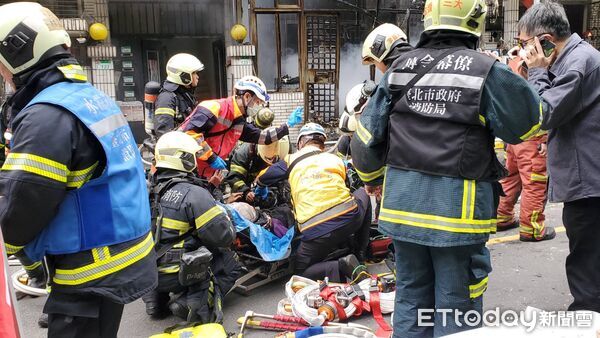 ▲▼             台北市內湖區東湖路民宅火警，多人受困。（圖／記者黃彥傑攝，下同）