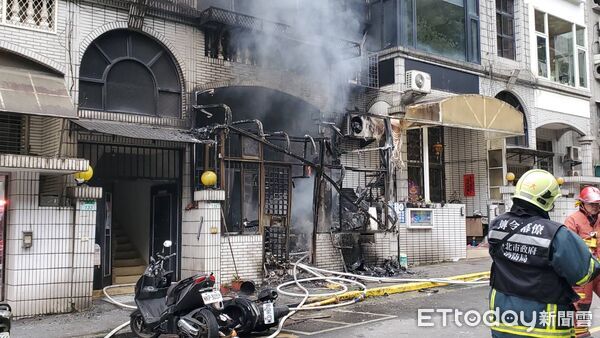 ▲▼             台北市內湖區東湖路民宅火警，多人受困。（圖／記者黃彥傑攝，下同）