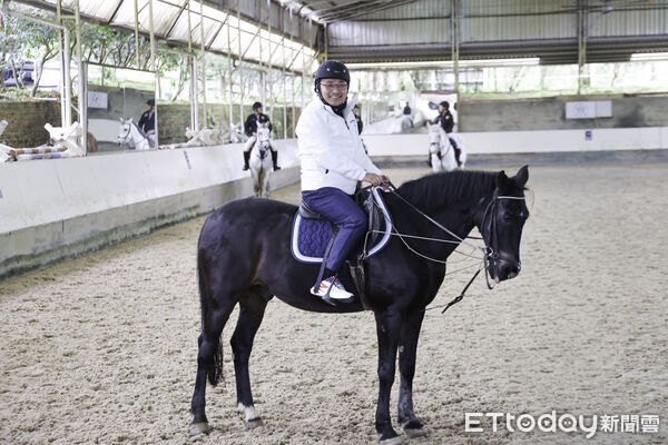 ▲▼  （過年留稿）侯友宜化身一日騎警          。（圖／新北市政府提供）