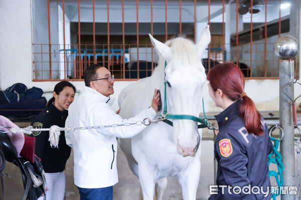 ▲▼  （過年留稿）侯友宜化身一日騎警          。（圖／新北市政府提供）