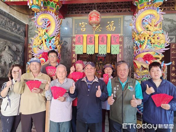 ▲枋山鄉長羅金良(前排右二)感謝泰博科技股份有限公司董事長陳朝旺回饋鄉里。圖／記者陳崑福翻攝）