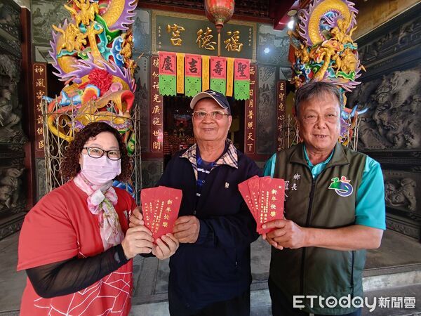 ▲枋山鄉長羅金良(前排右二)感謝泰博科技股份有限公司董事長陳朝旺回饋鄉里。圖／記者陳崑福翻攝）