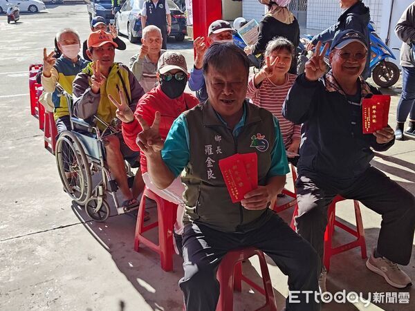 ▲枋山鄉長羅金良(前排右二)感謝泰博科技股份有限公司董事長陳朝旺回饋鄉里。圖／記者陳崑福翻攝）