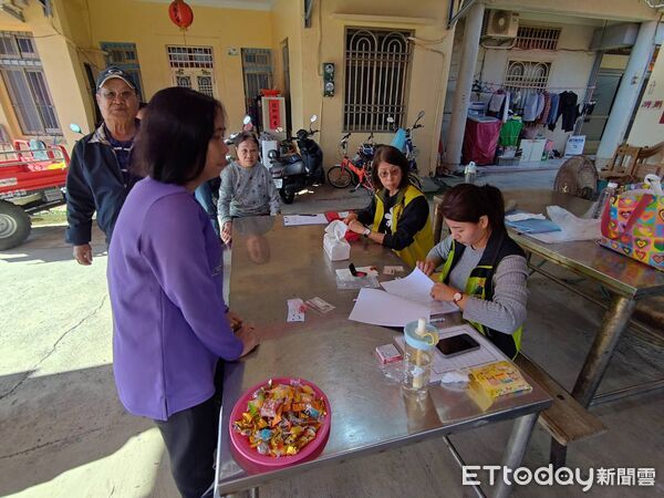 ▲枋山鄉長羅金良(前排右二)感謝泰博科技股份有限公司董事長陳朝旺回饋鄉里。圖／記者陳崑福翻攝）