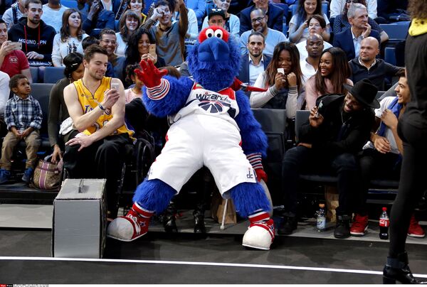 ▲巫師吉祥物G-Wiz、湖人海耶斯。（圖／達志影像／美聯社）