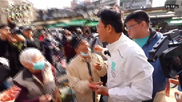 ▲▼黃國昌掃街遭遇民眾嗆聲。（圖／翻攝自YouTube／黃國昌）