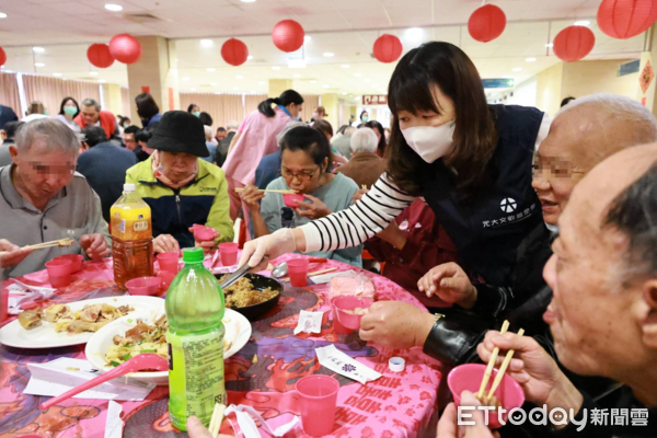 ▲▼元大文教基金會在春節前夕為長期住院的身心障礙與失智住民舉辦溫馨尾牙。（圖／門諾醫院提供，下同）