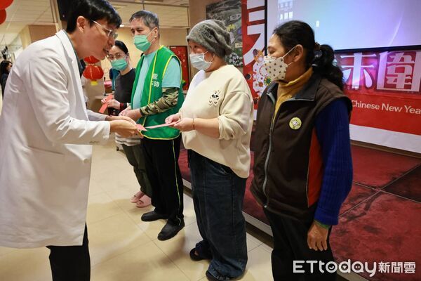 ▲▼元大文教基金會在春節前夕為長期住院的身心障礙與失智住民舉辦溫馨尾牙。（圖／門諾醫院提供，下同）