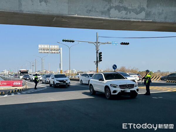 ▲學甲警分局春節前辦理會勘，研議南鯤鯓代天府周邊交通疏運措施。（記者林東良翻攝，下同）