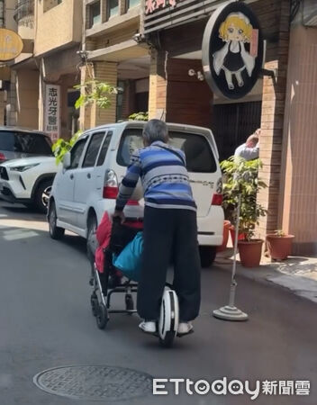 ▲▼ 高雄阿北花式推輪椅。（圖／Threads／chihyao_________授權提供）