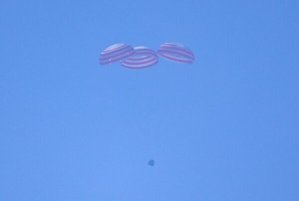 ▲▼主傘打開，返回艙平穩著海（圖／翻攝新華社）