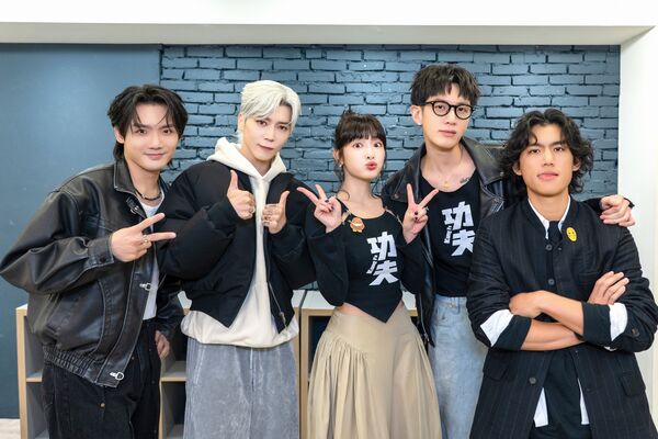 ▲▼ 徐暐翔(左起)、Bii畢書盡、王淨、柯震東、朱軒洋一同拍攝宣傳影片。（圖／索尼音樂提供）