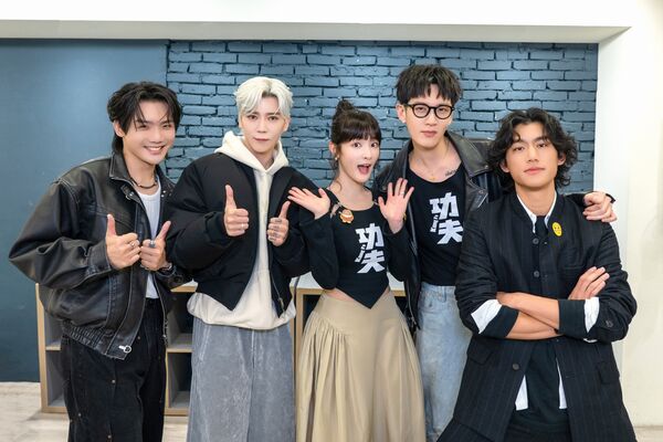 ▲▼ 徐暐翔(左起)、Bii畢書盡、王淨、柯震東、朱軒洋合體。（圖／索尼音樂提供）