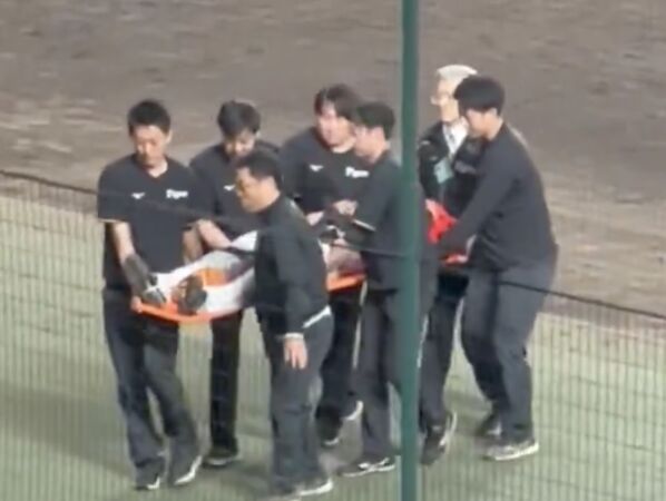 ▲在工作人員協助下被擔架抬離的石井大智            。（圖／X）