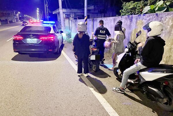 ▲大園警方出動快打警力到場攔截飆車族與舉發違規事實。（資料照／大園警分局提供）