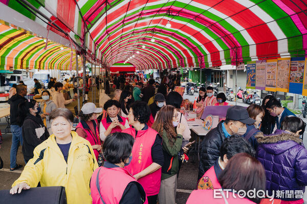▲▼年貨大街匯集30攤嚴選特色攤位，年節採買一次到位。（圖／玉里鎮公所提供，下同）