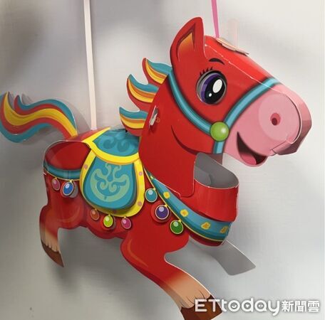 ▲▼年貨大街匯集30攤嚴選特色攤位，年節採買一次到位。（圖／玉里鎮公所提供，下同）