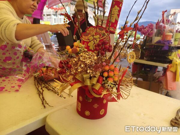 ▲▼年貨大街匯集30攤嚴選特色攤位，年節採買一次到位。（圖／玉里鎮公所提供，下同）
