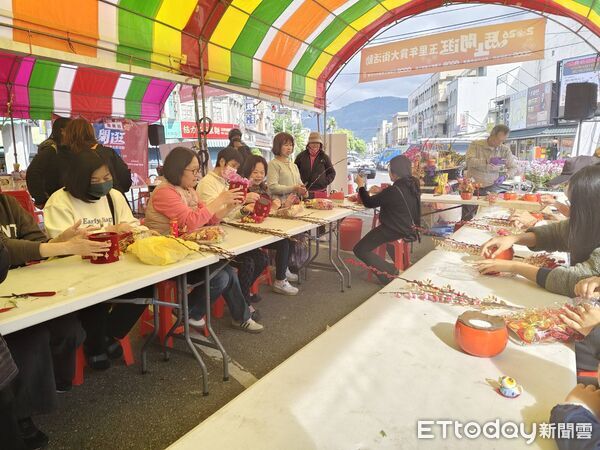 ▲▼年貨大街匯集30攤嚴選特色攤位，年節採買一次到位。（圖／玉里鎮公所提供，下同）